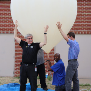 The balloon handlers are finishing the filling of the Kaymont balloon prior to attaching the payload.